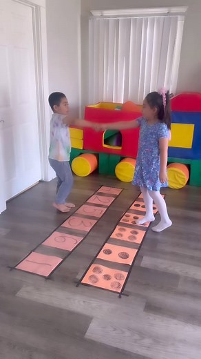 Match the numbers with quantity. My kids looooved this game and didn’t want to stop. #preschoolgames #preschoolers | Lenas Little Ones