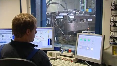 台架测试_保时捷V8发动机在AVL SCHRICK台架上模拟运行纽博格林北环赛道驾驶压力测试