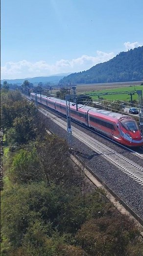 Frecciarossa ETR 400 fährt über die Schnellfahrstrecke Milano - Napoli