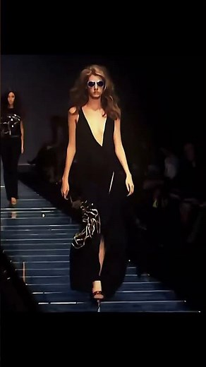 Angela Lindvall for Donatella Versace Spring/Summer 2000 FashionShow #runway #catwalktour #fashion