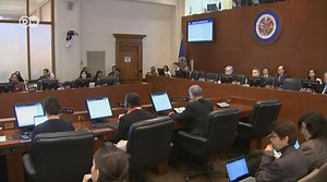 La sesión de la OEA sobre Venezuela concluyó con reacciones divididas y encontradas sobre el reconocimiento de Juan Guaidó como presidente interino. Mientras, el Departamento de Estado norteamericano ordena a personal de la embajada a retirarse de Venezuela por cuestiones de seguridad. Análisis de Oscar Schlenker. | DW Español