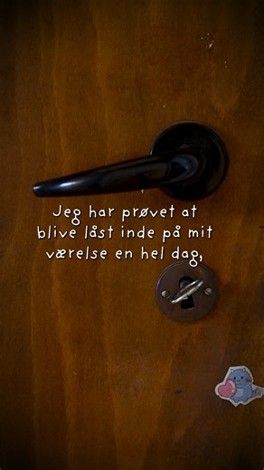Forestil dig at være 6 år og blive låst inde af dine egne forældre. Ingen hører dig. Ingen lukker dig ud. Sådan er virkeligheden for nogle børn, der vokser op i familier med vold. Sidste år havde BørneTelefonen og HØRT i gennemsnit over 10 samtaler om dagen med børn og unge, som blev udsat for vold. 👉 Læs vores nye analyse om vold her: https://bornsvilkar.dk/nyheder/for-mere-end-hvert-tredje-barn-hvor-foraelderen-er-sigtet-for-vold-mod-dem-staar-barnet-uden-hjaelp-fra-kommunen/ | Børns Vilkår