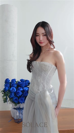 SÓLACE – ONE SHOULDER LACE TULLE GOWN @seeingsomeone.florist เดรสยาวดีไซน์หรู สายข้างเดียว โดดเด่นด้วยงานคอร์เซ็ตลูกไม้ซีทรูที่ช่วยเก็บทรงและเน้นสัดส่วนอย่างสง่างาม ช่วงเอวแต่ง ผ้าโป่งจับจีบรูด เพิ่มมิติและความละมุนให้ลุคสวยโดดเด่น กระโปรงยาวเนื้อผ้าโป่งทิ้งตัวสวย ให้ความพลิ้วไหวหรูหรา เหมาะสำหรับงานกลางคืน งานเลี้ยง และโอกาสพิเศษ Item No. SL231-2 COLOR | สี Grey Nude (เทานู้ด) SIZE CHART | ตารางไซซ์ S Bust (อก) 84 cm (33”) Waist (เอว) 64 cm (25”) Hip (สะโพก) 88 cm (35”) Length (ความยาววัดจากอก)