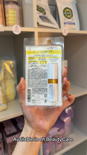 💛 Unlabel LAB Vitamin C Moist Lip Cream (Yellow – C) Key Ingredient: 🍋 Vitamin C Derivative SPF: 24 / PA Moisture Content: 84% Type: Clear & moisturizing ✨ Benefits: • 💧ផ្តល់សំណើមយ៉ាងជ្រៅដល់បបូរមាត់ស្ងួត • 🌸 ធ្វើអោយបបូរមាត់ភ្លឺ និងជួយកាត់បន្ថយព្យាបាលបបូរមាត់ខ្មៅ • ☀️ ការពារកាំរស្មី UV ការពារមិនអោយខ្មៅពីពន្លឺព្រះអាទិត្យ •💋 ធ្វើអោយបបូរមាត់ទន់រលោង • 🌿 ល្អសម្រាប់ប្រើប្រចាំថ្ងៃ ឬប្រើជាក្រែមលាបមាត់ ❤️ Unlabel LAB Retinol Plump Lip Cream (Pink – A) Key Ingredient: 🧴 Retinol (Vitamin A) SPF: 24 /