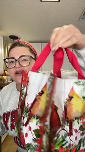 The Lock & Lock Christmas Gift Bag Set from QVC makes holiday gifting effortless and affordable. Each set includes four Lock & Lock airtight bowls, four festive gift bags, and four matching tags — perfect for homemade treats, cookies, or small gifts.樂 | Loyaltyous | Facebook