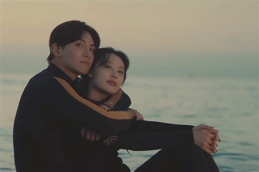 ซีรีส์รอมคอมมันจะชอบมีโทรปหนึ่งคือ childhood connection แบบเฉลยว่าพระเอกนางเอกต้องเคยเจอกันตอนเด็กมาก่อน เคยช่วยเหลือ หรือมีอะไรเกี่ยวข้องกันสักอย่างเหมือนพรหมลิขิต แต่ lovestruck in the city นี่คนแปลกหน้าสองคนมาตกหลุมรักกันจริงๆ ในตอนแรกวิธีการเล่าทำให้รู้สึกแปลกๆ อยู่ ไม่ชิน เลยเทไปครั้งหนึ่ง แต่พอกลับมาดูอีกทีจนจบกลับชอบเรื่องนี้ไปเลย