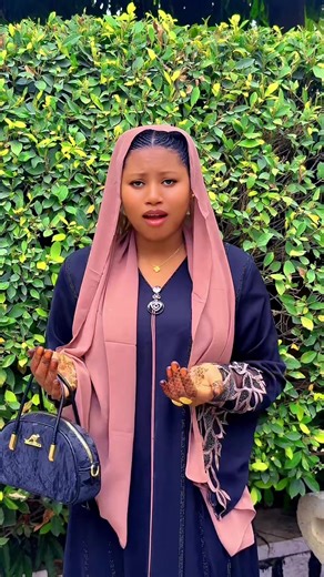 Momee Gombe: Live Performance in Abaya Style