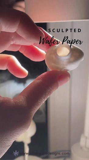 67 reactions · 21 comments | Wafer Paper knows no bounderies Freeing up my mind. New challenge, ✨ This one’s half the size, measuring just 2.7cm and weighing a mere 3.1g. #waferpaperart #waferpaper #waferpaperflowers #waferpaperflowersラヴィサント #waferpapermasterclass #papeldeoblea #papeldearroz #edibleart • No wires • No styro • No gumpaste | Chokolate Designs | Facebook