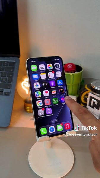 🔥 Estas son las funciones de iOS 27 que llegan para todos los modelos compatibles, incluso si no tienes uno de los últimos iPhones 📱👀 🎨 Nuevo fondo 🕐 Reloj pequeño 🫧 Control de Liquid Glass 🔊 Volumen independiente 🔎 Controles de Spotlight ⏱️ Nuevo temporizador 🎵 Ocultar el reproductor deslizando ⚡ Nuevas acciones y automatizaciones en Atajos 📱 Más apps en horizontal 🧩 Widgets a pantalla completa 🎥 Captura de video 🔐 Actualizar contraseñas vulneradas 🎫 Crear pases 🛠️ Depuración sin
