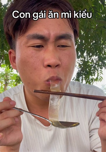 Cách ăn mì 'Độc nhất vô nhị' của con gái