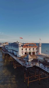 Brighton is a vibrant city, often lovingly referred to as “London by the Sea” – even though it’s much smaller than its big sister, the English capital. But Brighton has just as much to offer as London – only in a more manageable size and, you guessed it – right by the sea🌊🐟☀️ Reel by instagram.com/eli_radu | We LOVE England