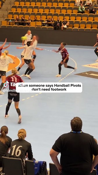 💨 Handball Footwork wins battles. 👉 The pivot position is all about balance, timing, and creating space. Without footwork, you’ll always be one step behind, stuck in the defender’s grip or letting attackers blow by when you defend. 🤔 Strong pivots move their feet fast to seal off defenders, hold their position, and explode into scoring chances. It’s not just about size, it’s about how well you use your body. 👉 Want footwork and strength training built for handball pivots? Link in Bio to book