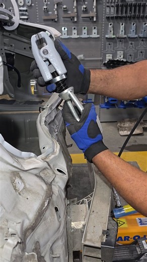 Juan Carlos Gasga Perez on Instagram: "Some rough pull and measuring using @car_o_liner VERSA, Car-O-Tronic,Vision2, Drawliner and amazing Car-O-Liner puling clamp which I love! Cheers! ***#KeepFixing *** #repair #welding #autobodystrong#pdr#satisfyingvideosdaily #bodyshop#bodyshoplife#bodywork#bodyshop#bodyshoplife #bodywork#fsatisfyingvideos #satisfying#collisionrepair#collision#carl over#carhub#panelbeatersunited #elitebodyshops"
