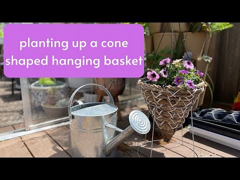 Planting a cone hanging basket🧺
