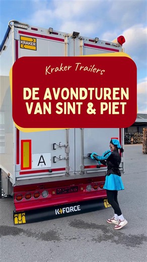 De Sint had het dit jaar wel héél druk, zoveel kinderen… hij kwam haast nergens meer aan toe, wat een geluk dat hij bij Smart Trailer Solutions iets bijzonders zag staan: een schuifvloertrailer die hem perfect leek voor op de baan. Met twee Pieten aan zijn zijde had hij het al snel gezien, “Dit helpt mij vooruit,” riep hij, “en nog snel ook bovendien!” Zijn staf vloog achteloos de trailer in “inpakken en wegwezen” en voordat iemand het bedacht, ging hij ermee wegsjezen. We zwaaien hem na, vol pl