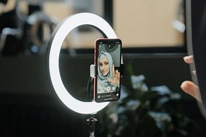 Cómo Usar un Anillo o aro de luz para Iluminar mis Selfies, Fotos y Grabar Videos con Trípode | Mira Cómo Se Hace