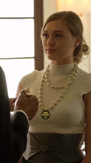 Corn Supplier on Instagram: "[File No.19]Link in Bio ✅ 日本利用压电瓷砖将人们的脚步转化为电能。这些瓷砖能够捕捉你脚步产生的动能。 当你行走时，你的体重和动作会对瓷砖产生压力。瓷砖会轻微弯曲，产生机械应力。 瓷砖内部的压电材料会将这种应力转化为电能。 每一步都会产生少量电荷，数百万步加在一起，就能产生足够的电力来驱动LED灯、数字显示屏和传感器。 在像涩谷车站这样人流密集的地方，每天大约240万步都在为这个系统做贡献。 这些电力可以储存起来或立即使用，从而减少对传统能源的依赖，并支持可持续的城市基础设施。 这种方法把日常的动作转化为实用的可再生能源。 #日本井知识#事实#你知道吗#推荐#科技#创新井历史# 技术#实验井热门"