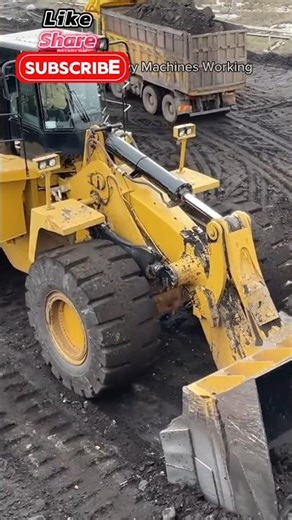 Wheel Loader Caterpillar 992G Loading Coal On The Trucks