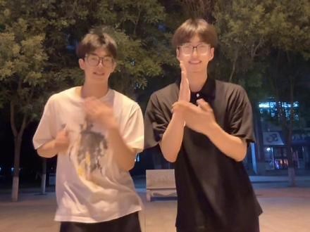 该拍低脂小视频啦.#一学就会系列 #摇子上线 #swag手势舞 #dance #搭档组合