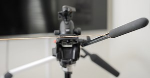 Videomaker tips 001: How to use a rubber band for smoother tripod pans [Video]