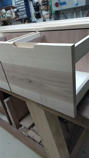 Yannick MONNIN on Instagram: "Dernier module de la bibliothèque en frêne massif. Caisson dossier suspendu. Qui sera coiffé par deux colonnes bibliothèque. Pose finale à venir très bientôt. #menuisierorleans #artisanatresponsable #menuiseriesurmesure #frenemassif"