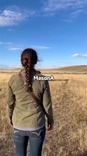 She didn’t turn around. She didn’t call again. She just stood there and trusted him. Across the open North American plains, a massive bison comes running, not with aggression, but with joy. The kind of moment that reminds us even the wildest hearts can recognize familiarity, safety, and care 🦬🤍 #BisonLove #WildlifeConnection #RareMoments #NatureTrust #WildPlains