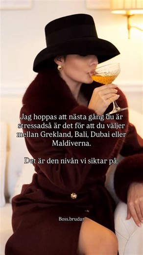 Kvinnlig styrka | Pepp, Motivation, Pengar & Mindset on Instagram: "Målet var aldrig kaos. Det var val. Val över din tid. Val över dina pengar. Val över livet du vaknar till. Jag vet hur det känns när stress kommer från press, inte möjligheter. Räkningar. Utmattning. Drömmar på paus. Att bara överleva istället för att leva. Allt förändrades när jag slutade vänta på ett mirakel och började bygga något tyst i bakgrunden. En temasida. Ett tydligt system. Inkomst som inte krävde att jag visade mig s