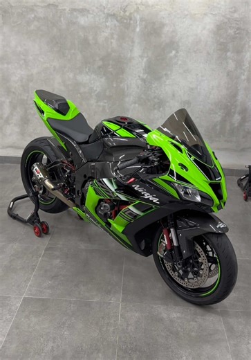 For Sale Kawasaki Ninja ZX10R KRT Edition Nik 2016 Fullpaper ATPM NIK 2016, Plat N Pajak On Full 1 Tahun, Kaleng Sampai Taun 2028 . Odo 16rb KM Slow Going, Motor Sehat Mulus, No Pr, Unit Rawatan, Part Ori Ada, Surat-surat Lengkap, Spec Banyak & Proper, Kunci Cadangan Ada Specs : Exhaust Racefit 3/4 system Front Caliper Brembo GP4RS (Oem) Steering Dumper öhlins electronic (Oem) Semi Floating Disc Brembo (Oem) Rear Caliper Brembo 2p Wr3 Bracket for rear caliper Titanium Screw Brembo Caliper Air Fi