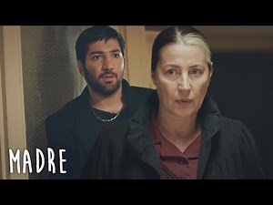 Madre | Cengiz por poco atrapa a Gönül en su casa ayudando a Turna