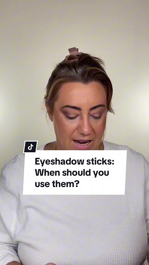Both an eyeshadow stick and an eyeliner stick are designed for eye makeup application as we know, BUT sometimes it can be confusing to know when and how to use what. Let’s break it down 👀 An eyeshadow stick like this one from @KIKO Milano, is used to apply and blend eyeshadow directly onto the eyelids. It’s a quick and convenient way to deposit a larger amount of color directly onto the eyes. It has a larger diameter to cover more surface area and is usually smoother upon release. In contrast, 