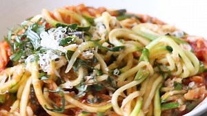 21 shares | Gluten Free Zucchini “Pasta” mixed with a quick and easy tomato sauce! A healthy low carb meal that can be made in under 30 minutes. Serve this Zucchini spaghetti with a crispy baguette and side salad to make it a meal! Full recipe >> https://chefsavvy.com/zucchini-pasta-with-tomato-sauce/ | Chef Savvy | Facebook