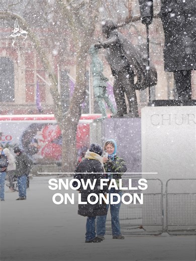 Snow fell on London on Tuesday as a low pressure system threatened to bring “disruptive” wintry weather to southern England later this week. Snow showers fell over the capital during late morning and over lunch time after the temperatures plunged to -8C overnight on the coldest night of the winter so far. #snow #TheLondonStandard #fyp #weather