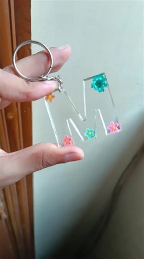 ✨Simple, transparent & super classy — har angle se shine! 💕#ResinAlphabet #ClearKeychain