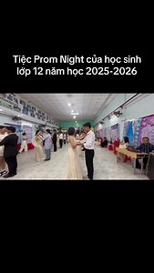 Buổi khiêu vũ dạ hội trong tiệc Prom Night của học sinh lớp 12 năm học 2025-2026