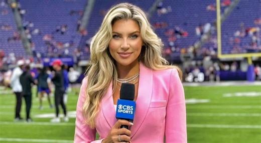 NFL Sideline Reporter Melanie Collins Has The Internet in a Chokehold After Showing Off Her Stunning Abs in Spicy Workout Outfit [PHOTO]