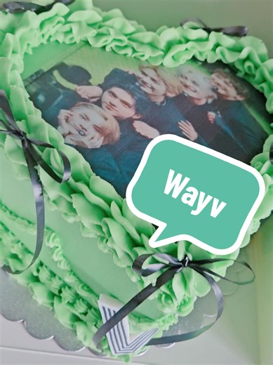Heart lambeth cake with edible image pront from Wayv boyband #wayv #heartcake #lambethcake #amandascakecreations #noveltycake