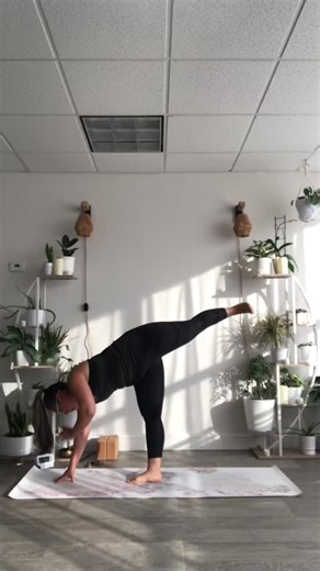 Sharing Half Moon Pose (Ardha Chandrasana) today because it continues to be one of the most challenging shapes for me. ✨ And maybe you have a pose like that too—the one that asks a little more of you every time you meet it. In yoga, these moments aren’t just about balance or strength. They’re about exploring our edges—not pushing past them, but noticing where they are. When we practice recognizing discomfort, wobbles, uncertainty, or resistance on the mat, we start to notice those same signals o