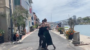 74K views · 800 reactions | Le festival "1Km de danse" s’est ouvert ce samedi matin à Bouzigues. Les spectateurs ont été accueillis à la Pointe Courte par les danseurs de @AetBtango. Spectacles gratuits toute l’après midi, entre la gare et le Pont de Pierre  https://www.midilibre.fr/2024/05/09/une-grande-fete-populaire-de-la-danse-se-prepare-dans-les-rues-de-sete-11936664.php | Midi Libre Sète | Facebook