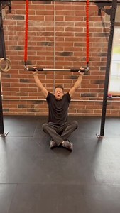 No pull-down machine, no problem👍🏼💥💪🏼 #stroopsfitness #resistancebands #gym #functional #balance #core #training #active #health #wellness #strength #core #stability #pull #back #results #goals #move #fit #body #keepgoing #hiit #explorepage #mobility #lifestyle #conditioning #coaching | Stroops