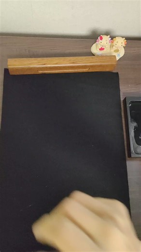 Today's kanji "時" toki;ji, time;hour ex) 時間（じかん /jikan/） - Time 時期（じき /jiki/） - Period/Season 時代（じだい /jidai/） - Era/Age 時刻（じこく/jikoku/） - Time/Hour 一時停止（いちじていし /ichijiteishi/） - Temporary Stop 時間厳守（じかんげんしゅ /jikangenshu/） - Punctuality 時代背景（じだいはいけい /jidaihaikei/） - Historical Background 一時帰国（いちじきこく /ichijikikoku/） - Temporary Return to One’s Country 同時進行（どうじしんこう /doujishinkou/） - Simultaneous Progress #calligraphy #japanesecalligraphy #書道 #習字 #learningkanji #kanji #japanesekanji #kanjistudying #k