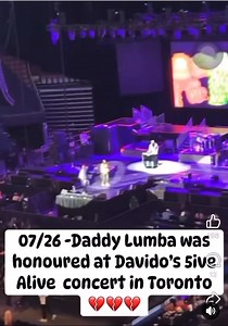 One Africa 🇬🇭🇳🇬: Nigeria’s Davido shows deep respect to the late Ghanaian Highlife legend Daddy Lumba, honouring him before a crowd of nearly 20,000 at his sold-out concert at Scotiabank Arena in Toronto. #VideoStory #Davido #DaddyLumba #OneAfrica #ScotiabankArena | Okay 101.7 FM
