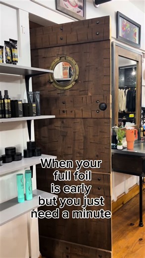 Humorous Interactions in a Salon Scenario