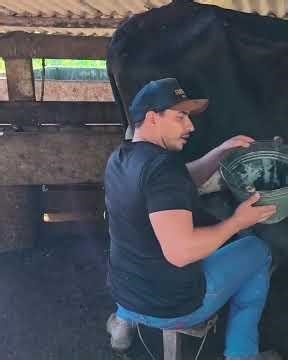 A VACA CACAU PARIU UMA LINDA BEZERRA 🐄😍🙏🏻 #fazenda #gado #agro #roça #vidanaroça #pecuaria