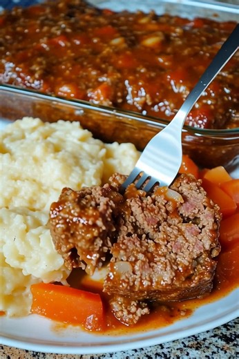 🍽️ Meatloaf with a Tomato Beef Sauce: The Comfort Food Classic That Never Fails Is there any dish that feels more like home than a good meatloaf? When it’s done right, it’s tender, savory, and smothered in a sticky, tangy glaze that caramelizes beautifully in the oven. This version gives you a juicy, flavor-packed loaf with a rich tomato beef sauce that works both as a glaze and as a dipping sauce on the side. ✨ Why You’ll Love This Recipe ✅ Moist and tender thanks to a simple bread-and-milk mi