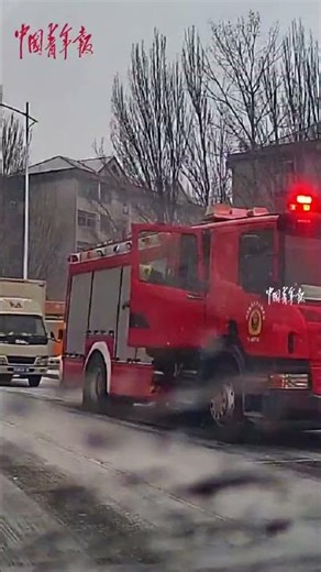 A passing firefighter saw this, immediately dismounted, and helped her to her feet.