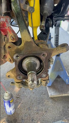 Tips to remove a stuck front wheel bearing #toyoter #4runner #offroad #toyota #stuckbearing
