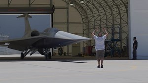 洛馬為NASA打造的X-59寂靜超音速實驗機在近日進行了滑行測試，其特殊的外型是為了改變超音速震波，降低其衝擊地面的音爆，使商用飛機可在陸地上空進行超音速飛行。由於其機鼻太長，座艙完全沒有前向視野，飛行員只能透過大螢幕看見前方。 | Flak聊軍事