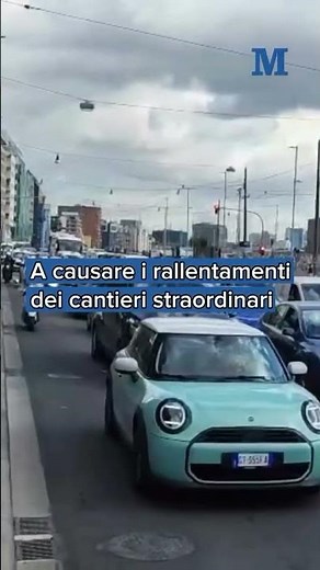 Continua il caos traffico su via Acton a Napoli