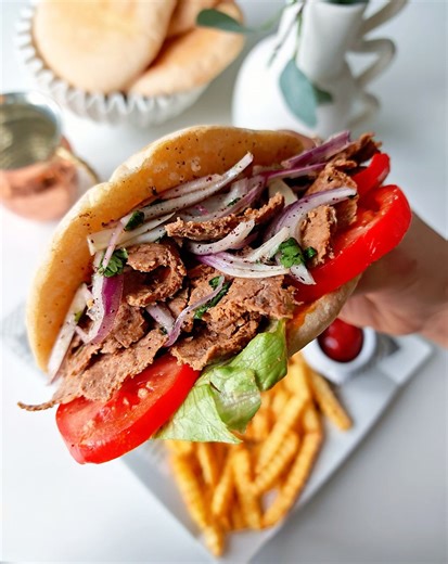 Où sont les Kebab Lovers ? Aujourd'hui c'est Street Food, avec l'incontournable sandwich kebab viral du moment ! Voici ma version avec un pain maison bien moelleux et léger, de l'harissa, de la mayonnaise, salade, tomate, oignons rouge au sumac et.. Un savoureux Kebab très fin de boeuf haché, cuit au four puis "déchiré" à la main 🔶 Pain (quantités pour 4 pains) : 300gr de farine 5,5gr de levure sèche de boulanger (1 sachet) 1 pot de yaourt nature (125gr) 90ml d’eau 1cc de sucre 1cc de sel 1cs d