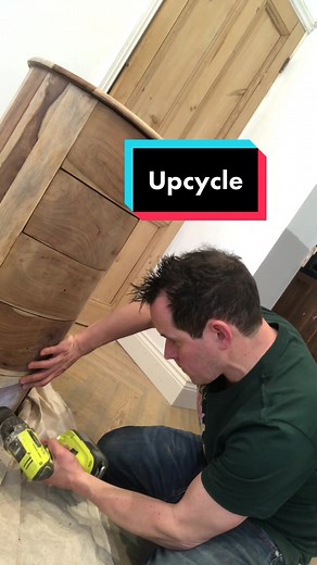 #ad i teamed up with Gumtree again to show how easy it is to upcycle unwanted furniture so that you can earn some money when you sell it on. The only problem is that this looks so good after upcycling that I decided to keep it instead. Either way, it shows that it doesn’t cost the Earth to glow up preloved furniture (and it DEFINITELY beats throwing it away). #doesntcosttheearth #gumtree #secondhand #recyclingday #reuse #upcycle #reno #renovation #diy @Gumtree